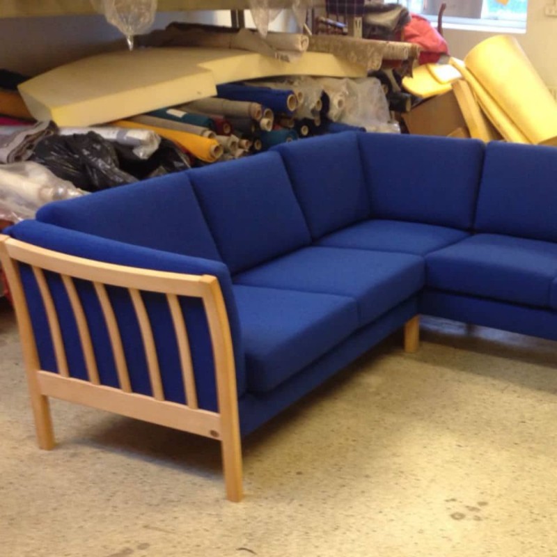 Ompolstring af blå sofa